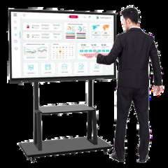 Pengunjung menyentuh layar interactive display