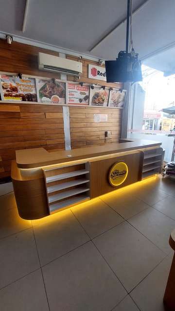 Dokumentasi pekerjaan: meja kasir custom dengan finishing HPL.