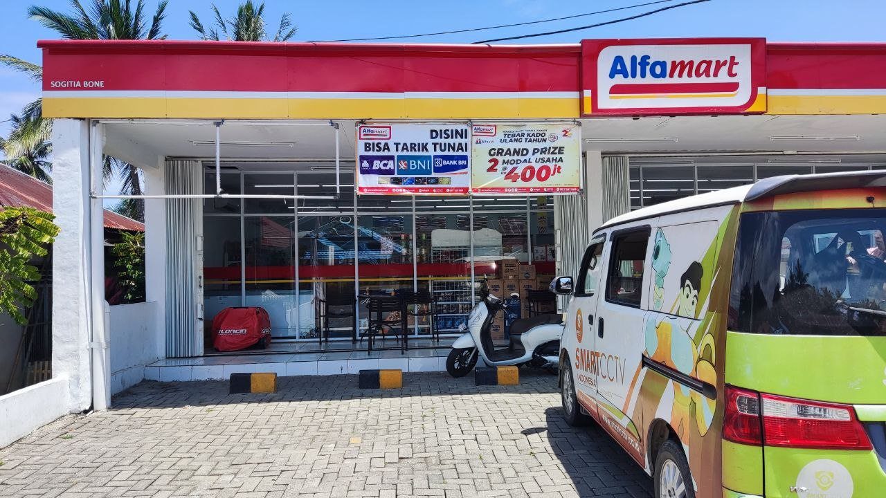 Instalasi CCTV di jaringan toko ritel oleh teknisi CV Smart Indonesia