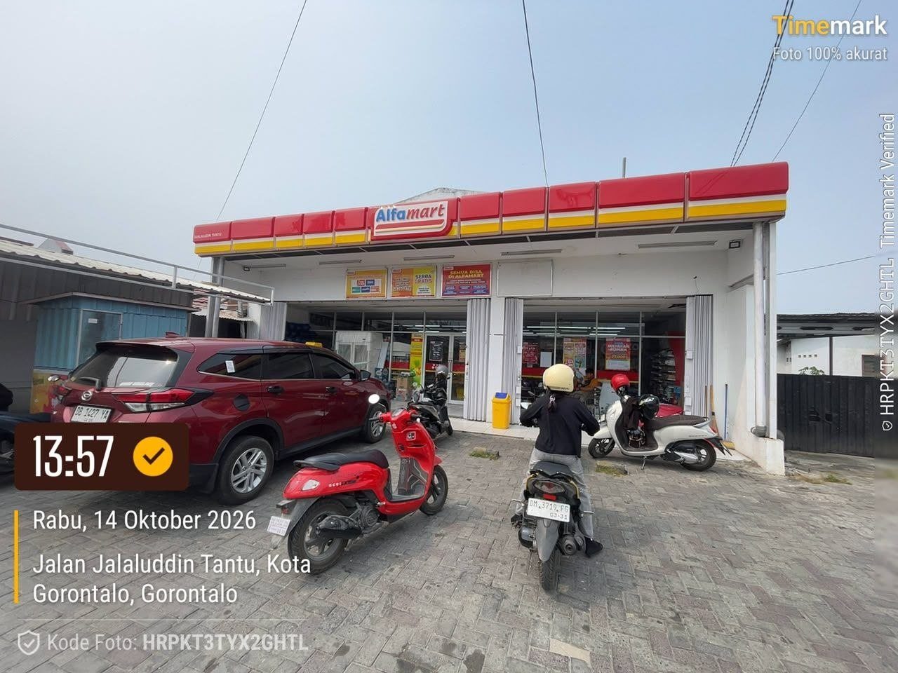 Dokumentasi pekerjaan: pemasangan CCTV toko ritel oleh teknisi CV Smart Indonesia.