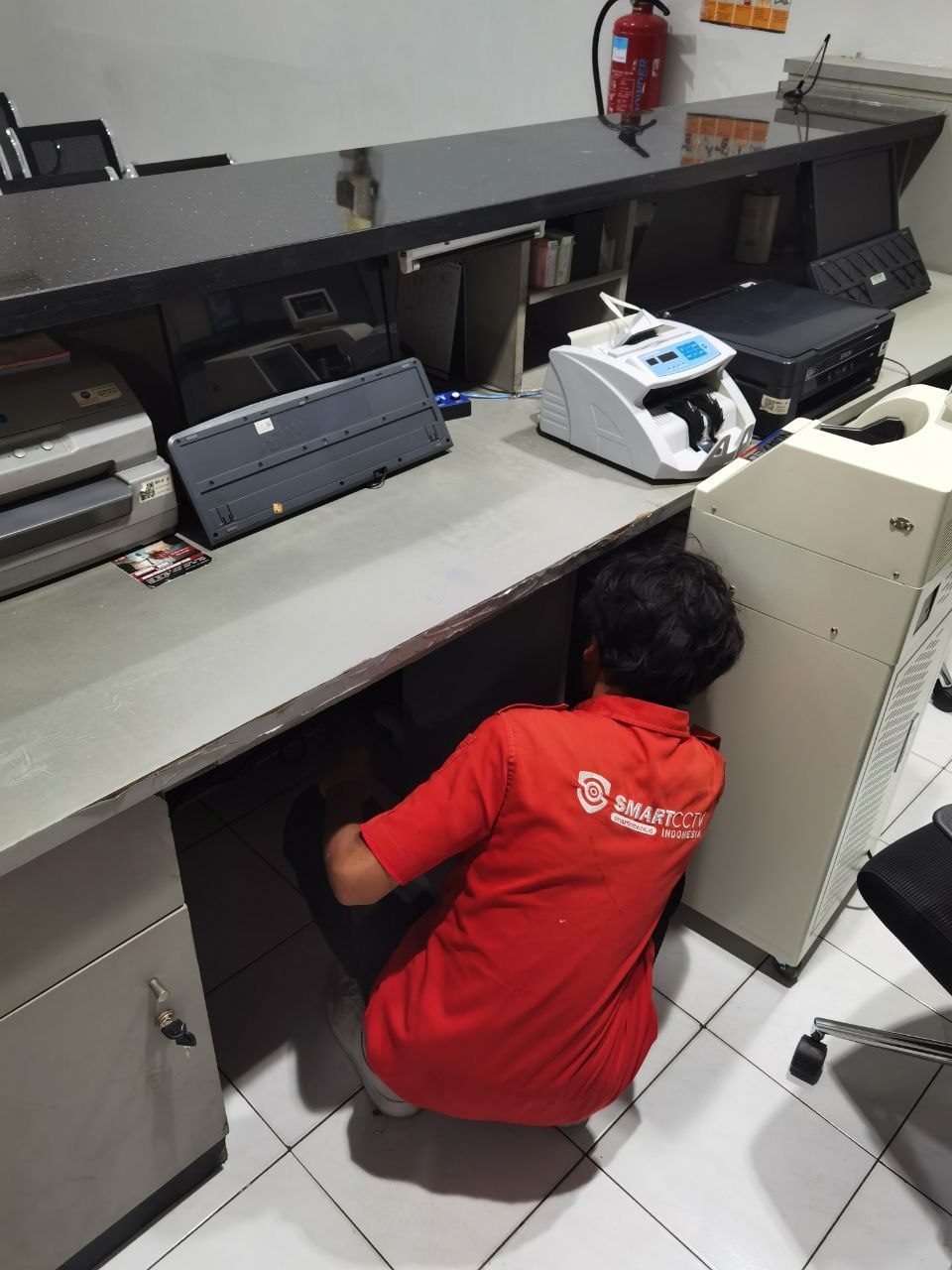 Proses instalasi mesin antrian BRI Unit Nolokerto