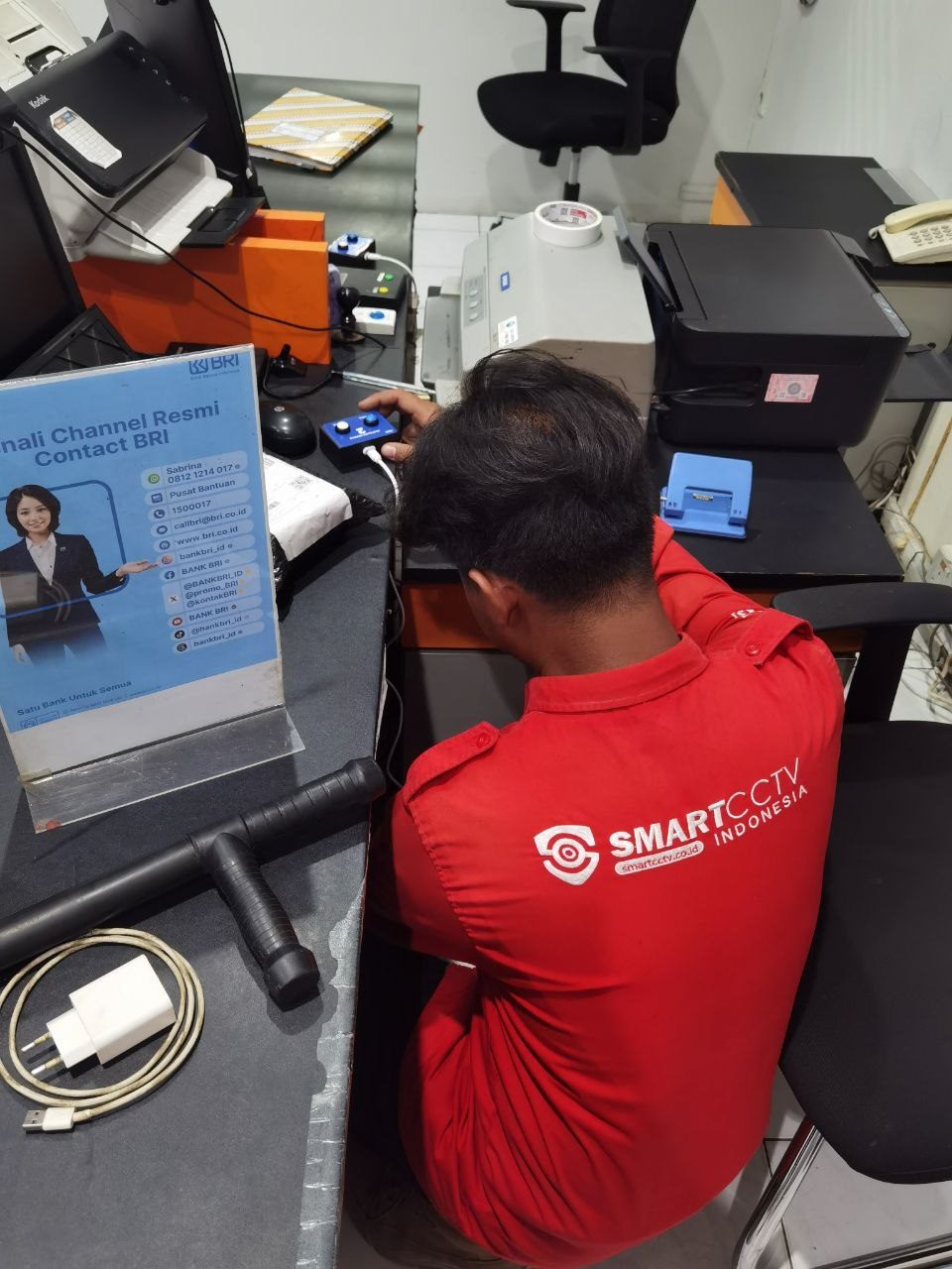 Teknisi melakukan pengujian mesin antrian