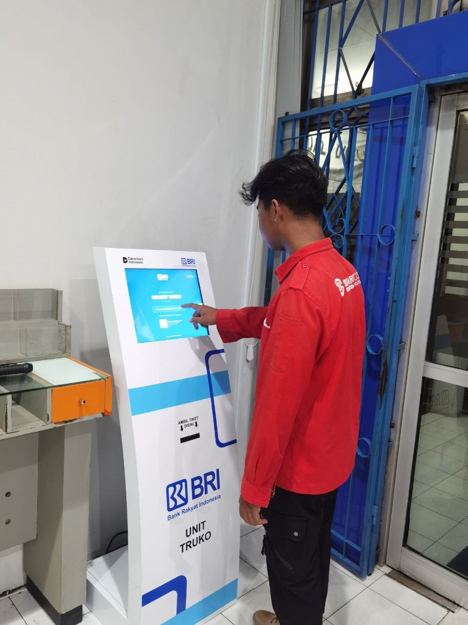 Dokumentasi pekerjaan: instalasi mesin antrian BRI oleh teknisi CV Smart Indonesia.