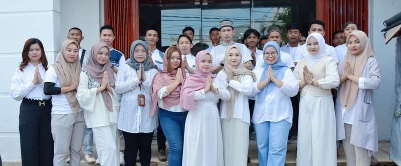 Tim teknisi CV Smart Indonesia saat pekerjaan instalasi di lapangan.